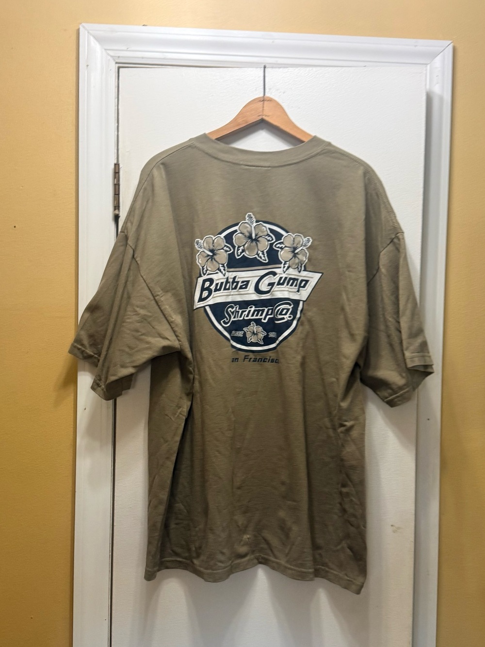 Bubba Gump Shrimp Co Men's Khaki Graphic T‑Shirt!